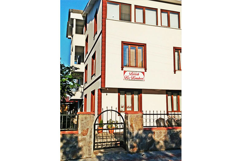 BAŞAK KIZ KONUKEVİ